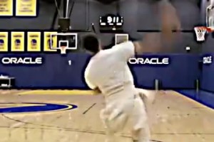 恐怖如斯！这是真的还是假的？库里此前后场单手抛投三分五连进！