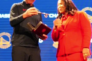 金州之光！旧金山市长为科尔颁发荣誉城市钥匙