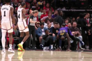 老头悠着点啊！老詹机智球砸杰伦-格林出界，随后来个后滚翻还撞倒摄影记者