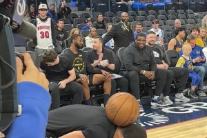 库里赛前的杂耍三分，看得场边球迷一阵欢呼！