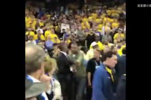 逗比洛瑞上线！19猛龙夺冠后，洛瑞抱着小卡的MVP奖杯爱不释手！