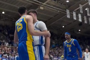 现场视角看状元热门弗拉格这记炸裂隔扣！