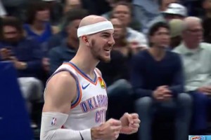 20年一起在湖人拿冠军！JR场边观战雷霆，和卡鲁索拥抱