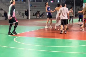 当野球场来了个女生打球~